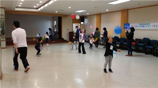 동대문구 보건소에서 운영하는 ‘엄마품에 아빠손잡고 운동교실’에 참여한 어린이들이 미몽이 풍선치기 놀이를 하고 있다. 
