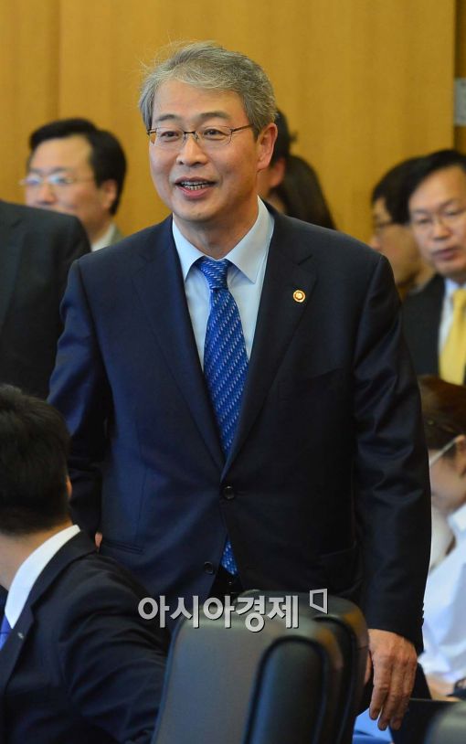 [포토]사적연금 현장간담회 참석하는 임종룡 위원장 