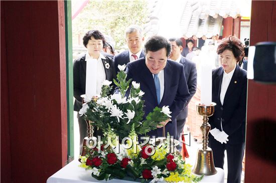 이낙연 도지사가 24일 해남 대흥사에서 열린 호국대성사 서산대사 법요식에 참석해 호국정신을 기리고, 서산대사 진영각인 표충사를 참배하고 있다. 사진제공=전남도