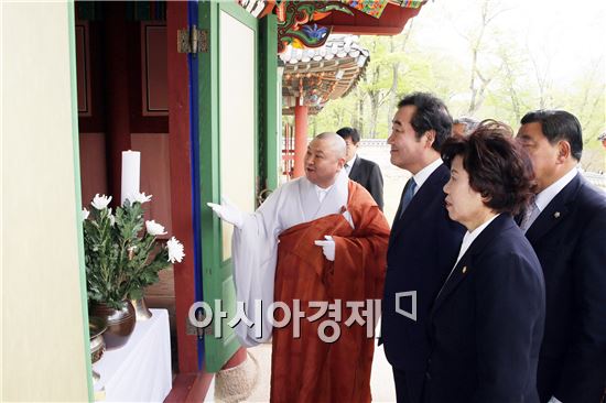 이낙연 도지사가 24일 해남 대흥사에서 열린 호국대성사 서산대사 법요식에 참석해 호국정신을 기리고, 서산대사 진영각인 표충사를 참배하고 있다.  사진제공=전남도