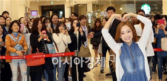 (주)광주신세계(대표이사 유신열) 1층 컬처스퀘어에서 펼쳐진 인기 연예인 '구하라 팬사인회'에서 구하라가 포즈를 취하며 고객들과 함께 포토타임을 가졌다. 사진제공=광주신세계