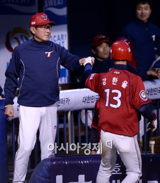 [포토]김기태 감독, '득점 좋았어'