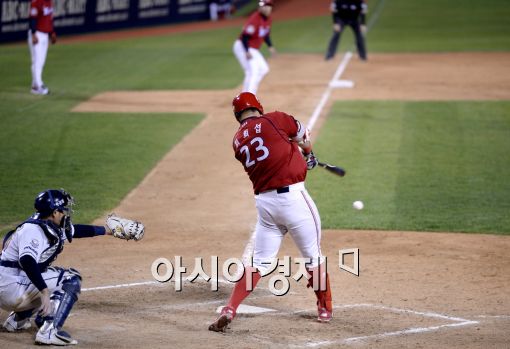 [포토]최희섭 1타점, '경기 아직 안끝났어!'