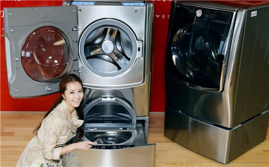 LG전자가 지난 1월 'CES 2015'에서 선보인 '트윈 워시 세탁기'. 상단 드럼 세탁기 아래에 서랍식 초소형 드럼 세탁기가 탑재된 세계 최초 듀얼 세탁 시스템을 구현했다. 