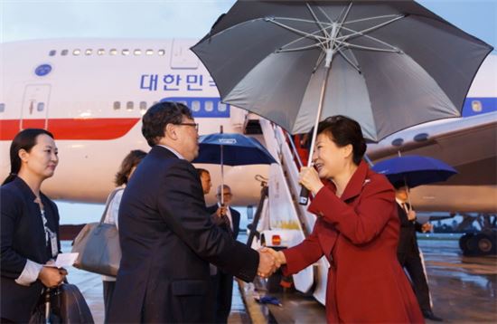 박근혜 대통령이 23일 오후(현지시간) 브라질 브라질리아 국제공항에 도착, 환영인사와 악수하고 있다.(사진제공 : 청와대)