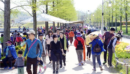 초여름 날씨를 보인 가운데 25일 수 많은 관광객들이순천만정원을 찾아왔다.