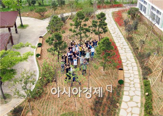 광주시 광산구(구청장 민형배)가 24일 도산초등학교 안에 학생과 주민이 함께 이용할 수 있는 명상 숲 조성을 마쳤다.  
