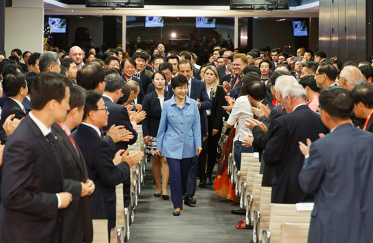 박근혜 대통령이 24일 오후(현지시간) 브라질 상파울루 산업연맹에서 열린 한-브라질 비즈니스 포럼에 참석, 양국 경제인의 환영을 받으며 입장하고 있다. (사진제공 : 청와대)