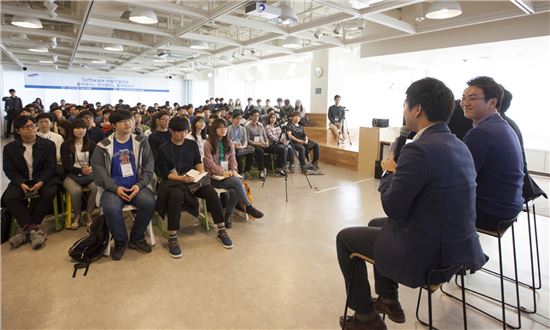 지난 25일 삼성소프트웨어멤버십 강남센터에서 열린 '헬로 소프트웨어멤버십' 토크 콘서트 행사에 대학생 150여명이 참석해 경청하고 있다. 
