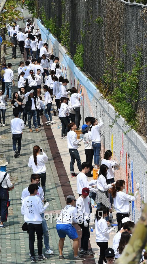 [포토]대학 홍보대사들의 '화(花)려한 손길 캠페인'