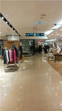 폭탄세일·떨이에도 굳게 닫힌 지갑…백화점·마트 매출 또 뒷걸음질