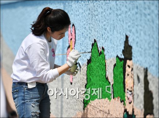 [포토]대학 홍보대사들의 '화(花)려한 손길 캠페인'