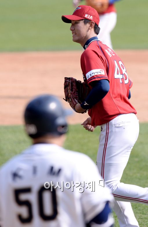 [포토]홍건희, '타격기계 김현수를 범타로 처리하며..'