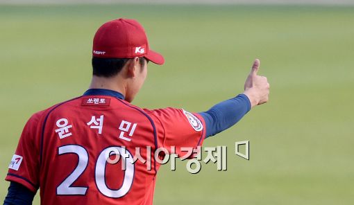 [포토]윤석민, '유격수 강한울에 엄지 척'