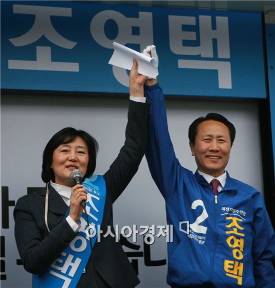 박영선 전 원내대표가 서구을 전지역에 걸쳐 차량유세에 나선 가운데 조영택 후보의 손을 들며 지지를 호소하고 있다. 사진제공=조영택