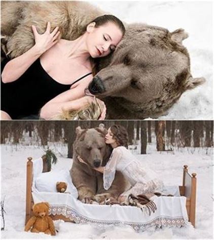 러시아 미녀들, 눈밭에서 곰과 포옹…무슨 사연?