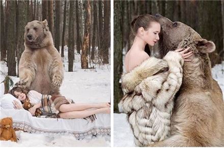 러시아 미녀들, 눈밭에서 곰과 포옹…무슨 사연?