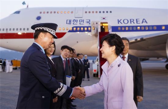 박근혜 대통령이 27일 오전 서울공항에 도착하여 환영 나온 인사들과 악수하고 있다.(사진제공 : 청와대)