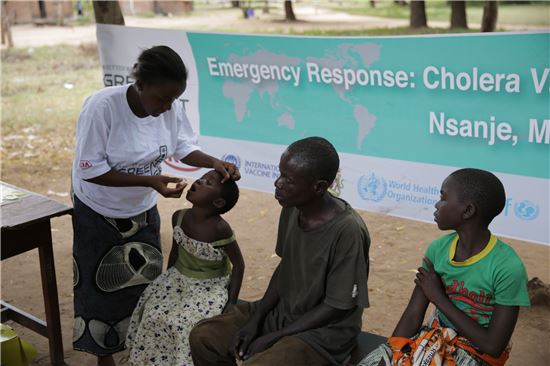 말라위 산제(Nsanje) 지역 이재민들이 백신 접종을 받는 모습
