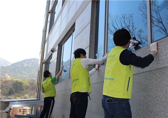 NH농협손해보험 영업본부 소속 헤아림 봉사단원들이 서울 은평구 소재 '인덕원 요양원'을 찾아 창문을 청소하는 등 봉사활동을 하고 있다. 