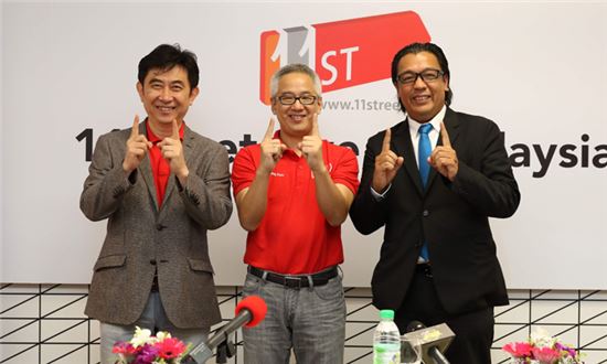 지난 24일 말레이시아 쿠알라룸프르에서 열린 '11스트리트 론칭행사'에서 서진우 SK플래닛 사장(사진 왼쪽), 김호석 셀콤플래닛 대표(가운데), 다또 스리 샤잘리 람리 셀콤악시아타 CEO(오른쪽)가 기념촬영을 하고 있다.