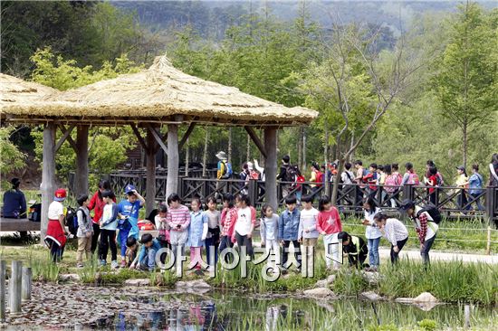 27일 광주 북구 충효동 광주호 호수 생태원 자연학습장에서 열린 체험환경교육에 참가한 용주초등학교 학생들이 강사와 함께 자연환경에 대해 설명을 듣고 있다.  사진제공=광주시 북구