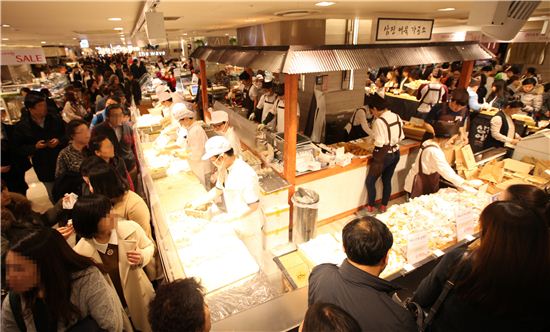 롯데백화점은 최근 부산의 유명 어묵브랜드 삼진어묵을 정식입점시켜 큰 화제가 됐다.   