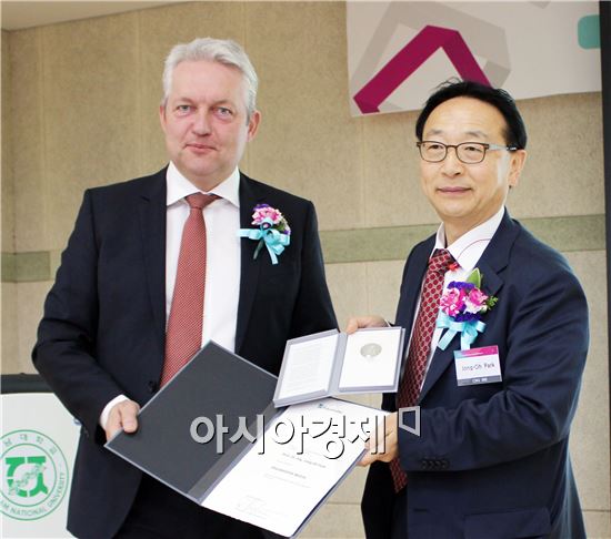 전남대학교 로봇연구소 박종오 소장(기계공학부 교수·오른쪽)이 세계적 권위의 ‘프라운호퍼 메달’을 수상했다.
