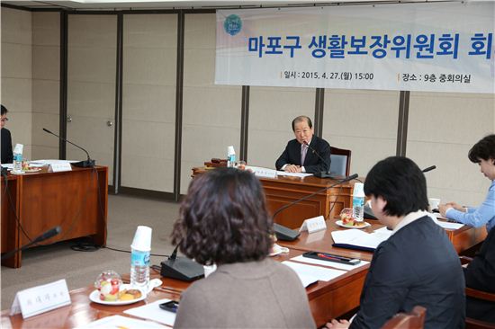 박홍섭 마포구청장이 마포구 생활보장위원회 위원을 위촉했다.