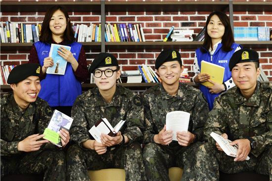 제일모직이 경기도 일산 육군 9사단 백마부대 전차대대에 마련한 북 카페(book cafe)에서 제일모직 직원들과 전차대대 병사들이 함께 책을 보고 있다.