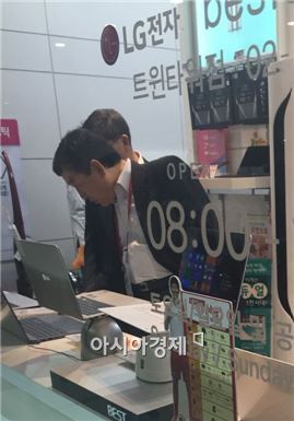 정도현 LG전자 최고재무책임자(CFO) 사장이 LG전자 트윈타워 지하 베스트샵에 전시된 제품을 둘러보고 있다. 