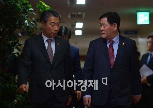 [포토]국무회의 참석하는 최경환 총리대행 