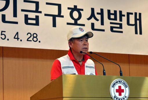 [포토]출정식 소감 밝히는 엄홍길 긴급구호대장