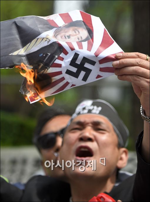 [포토]아베 사진에 불 붙이는 보수단체