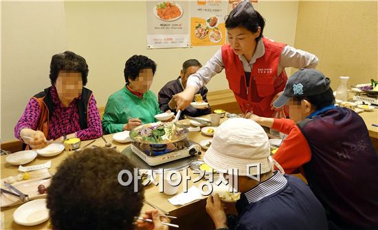 황솔촌 수완점, ‘행복 밥상’에 복지관 어르신 초청