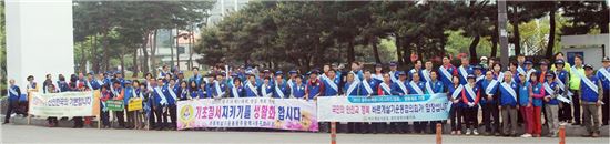 광주국제행사성공시민협의회와 바르게살기광주시협의회 회원 400여 명은 28일 조선대 정문 앞 일원에서 `친절 질서 청결`어깨띠를 두르고 기초질서지키기 캠페인을 대대적으로 전개했다. 사진제공=광주국제행사성공시민협