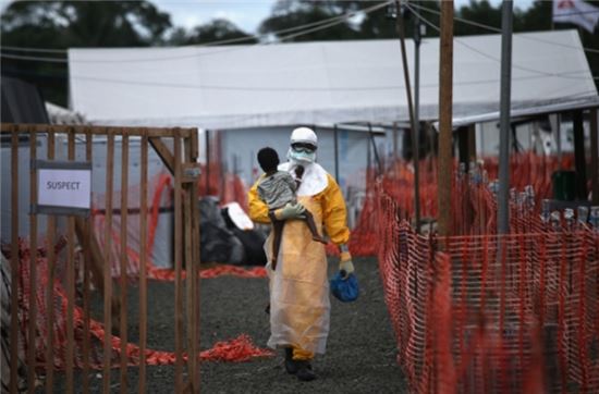 존 무어 '라이베리아의 자본을 압도한 에볼라 위기'