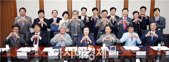 동신대학교(총장 김필식)는 28일 부속실 소회의실에서 학원창립 제49주년 및 개교 28주년 기념 포상 수여식을 개최했다. 이날 수여식에서는 김홍기 교수(정보보안학과, 정보전산센터장)가 공로상을, 허용무 교수(공연전시기획학과)와 이동석 직원(시설과)이 모범상을 수상했으며, 11명이 20명 근속 표창을, 10명이 10년 근속 표창을 받았다.