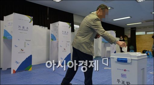 [포토]소중한 한표 행사하는 유권자