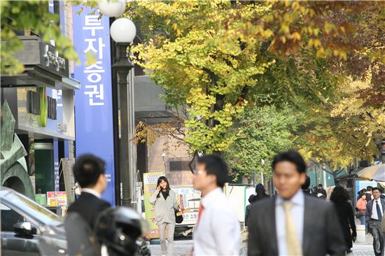 서울 여의도 증권사 앞을 직장인들이 지나치고 있다.