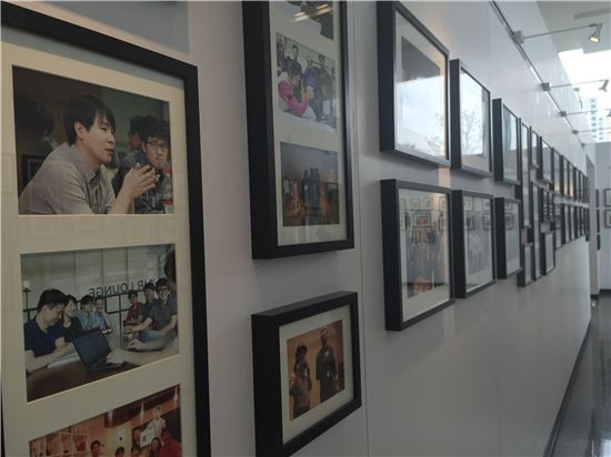 팬택 '눈물의 사진展'…430여점 추억을 전시하다