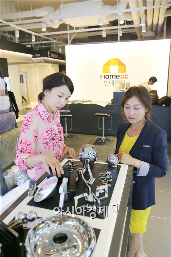 28일 오픈한 홈씨씨인테리어 전시판매장 광주 광산점에서 인테리어 플래너 정선영(36,오른쪽)씨가 매장을 방문한 고객을 상담하고 있다.