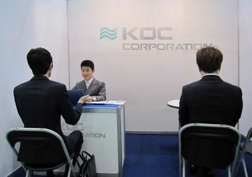 케이디씨가 29일 한국산업기술대학교에서 열린 ‘2015 KPU-IBK 잡 매칭 페스티벌’에 참가, 면접과 채용을 진행하고 있다. 