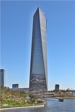 ▲대우인터내셔널의 사옥 동북아무역센터(NEAT Tower)가 친환경 건물인증(LEED)을 획득하였다.