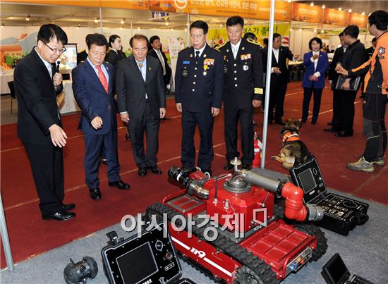 [포토]빛고을 안전체험한마당 둘러보는 윤장현 광주시장