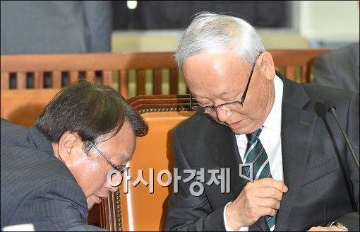 [포토]보고 받는 이병호 국정원장