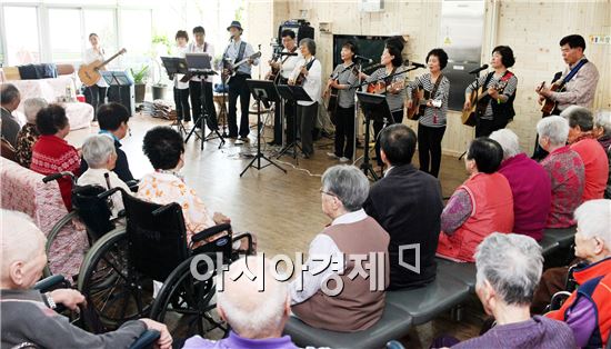 [포토]광주동구 학동, 주민자치프로그램 천혜경로원 위문잔치