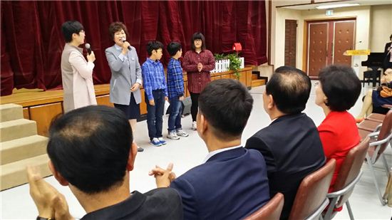 박찬숙 거여초등학교 교장(서있는 사람 중 왼쪽 두번째)와 학생대표들 