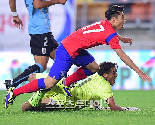 [포토] 이동준 '치열한 몸싸움'