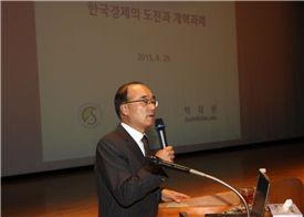 연금피크제 도입이 필요하다고 강조하는 박재완 성균관대 교수.